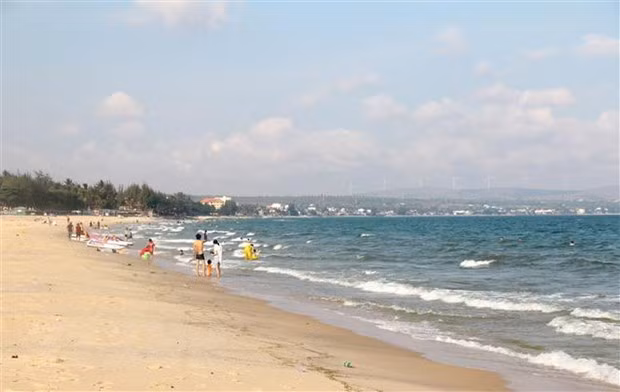Bãi biển Hàm Tiến – Mũi Né trong xanh thơ mộng, luôn thu hút đông đảo du khách. Ảnh: Nguyễn Thanh/TTXVN