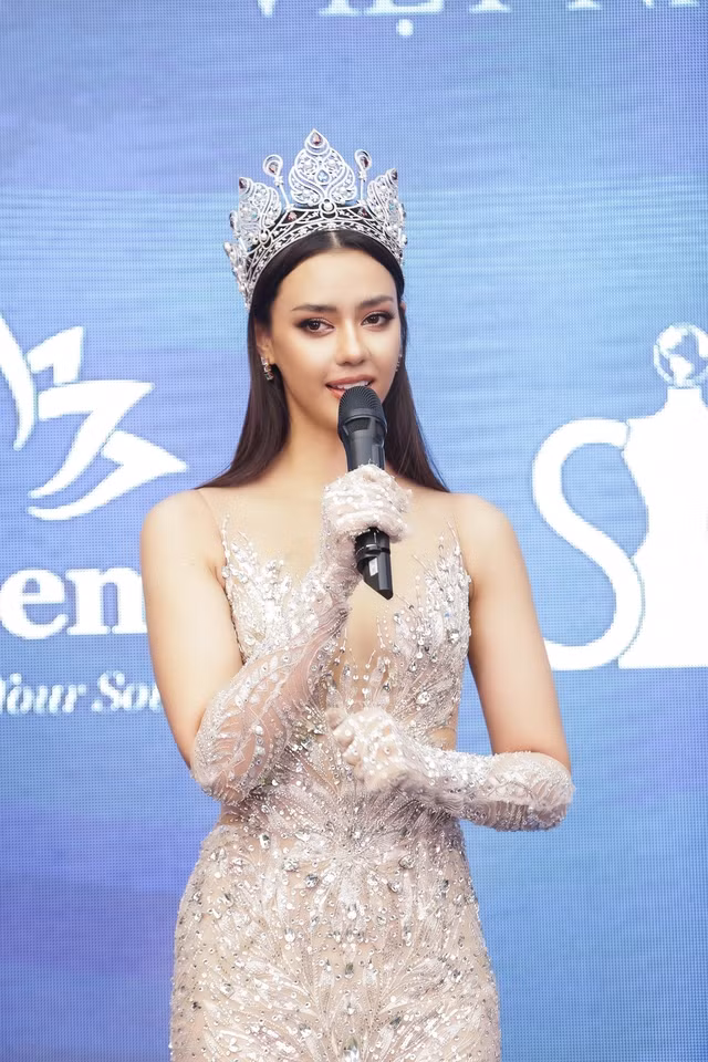 Amanda Obdam xuất hiện với vai trò đại sứ Hoa hậu Đại dương Việt Nam 2023. Người đẹp Thái Lan chia sẻ cô lớn lên ở Phuket (Thái Lan), nơi có những bãi biển đẹp. Lúc nhỏ, cô từng có những buổi lặn thú vị với cha nhưng dần dần vẻ đẹp của vùng biển quê nhà đã bị ảnh hưởng bởi sự xuất hiện của rác thải. Chính vì thế, người đẹp muốn dùng sức ảnh hưởng của mình để góp phần nâng cao nhận thức của mọi người về bảo vệ môi trường, đặc biệt là môi trường biển Amanda Obdam xuất hiện với vai trò đại sứ Hoa hậu Đại dương Việt Nam 2023. Người đẹp Thái Lan chia sẻ cô lớn lên ở Phuket (Thái Lan), nơi có những bãi biển đẹp. Lúc nhỏ, cô từng có những buổi lặn thú vị với cha nhưng dần dần vẻ đẹp của vùng biển quê nhà đã bị ảnh hưởng bởi sự xuất hiện của rác thải. Chính vì thế, người đẹp muốn dùng sức ảnh hưởng của mình để góp phần nâng cao nhận thức của mọi người về bảo vệ môi trường, đặc biệt là môi trường biển