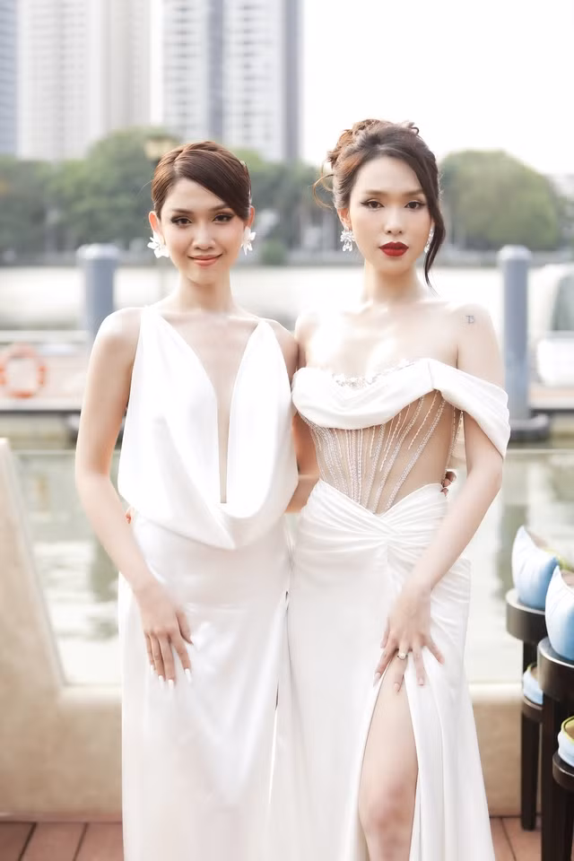 Hai người đẹp chuyển giới Đỗ Nhật Hà - Mỹm Trần nhận được nhiều lời khen ngợi về nhan sắc khi xuất hiện trong cùng khung hình Hai người đẹp chuyển giới Đỗ Nhật Hà - Mỹm Trần nhận được nhiều lời khen ngợi về nhan sắc khi xuất hiện trong cùng khung hình