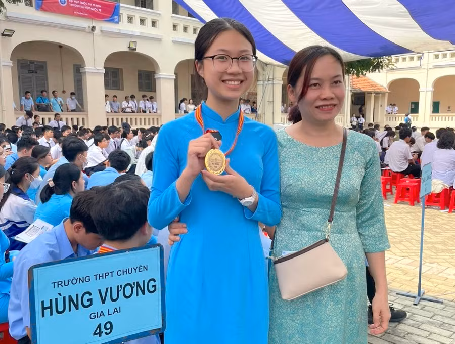 Em Phạm Uyên Nhi (lớp 10C1, Trường THPT chuyên Hùng Vương) phấn khởi khi đạt được huy chương vàng môn Ngữ văn tại kỳ thi Olympic truyền thống 30-4 năm 2023. Ảnh: Quang Trương