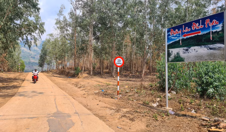 Đường đến làng Pyầu được đổ bê tông thông suốt giúp người dân đi lại thuận tiện. Ảnh: Phạm Ngọc