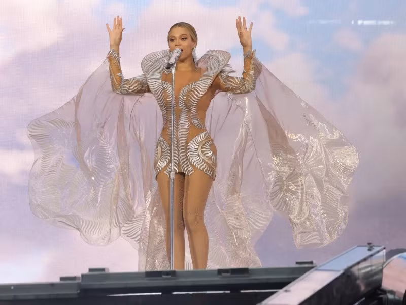 “Renaissance Tour” của Beyoncé biến thành một sàn diễn thời trang đầy mê hoặc với những thiết kế độc đáo. “Renaissance Tour” của Beyoncé biến thành một sàn diễn thời trang đầy mê hoặc với những thiết kế độc đáo.