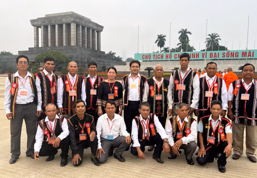 Bà A Hà cùng đoàn đại biểu người uy tín tiêu biểu của tỉnh chụp ảnh lưu niệm tại Lăng Chủ tịch Hồ Chí Minh. Ảnh: Trung Tuyến