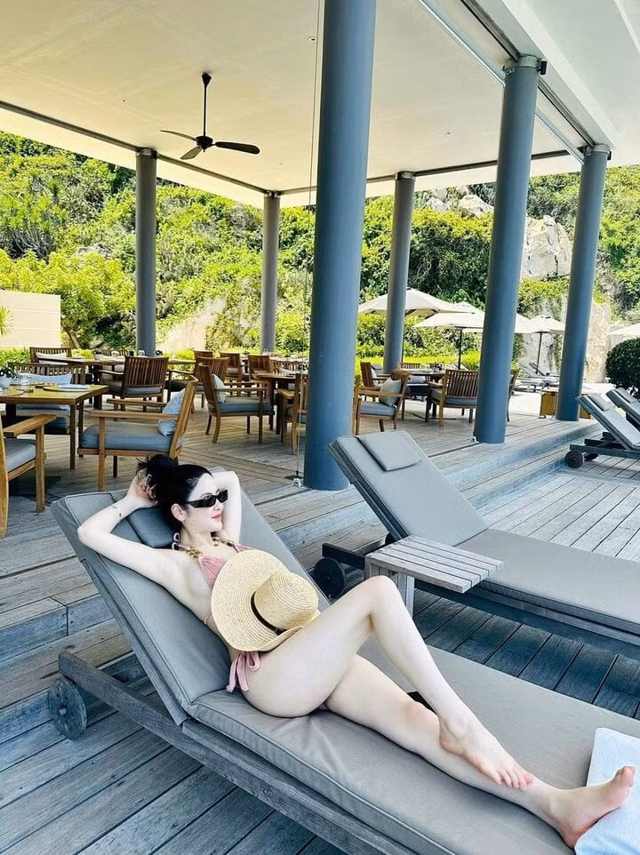 Dù chỉ cao 1m6 nhưng Chu Thanh Huyền thường xuyên chia sẻ những hình ảnh nóng bỏng trên mạng xã hội. Cô sở hữu vóc dáng đẹp, phong cách thời trang ấn tượng.