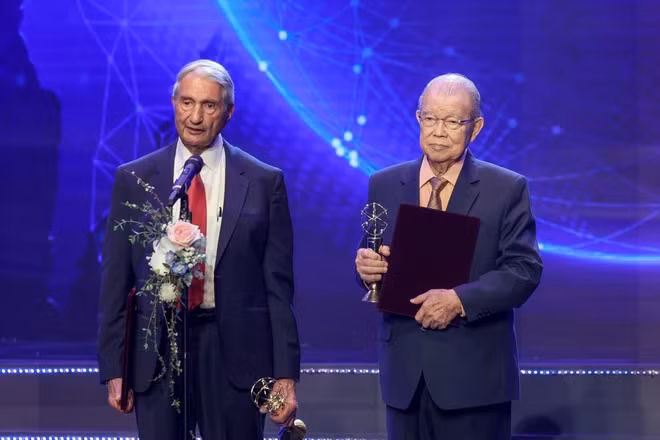 Giải Đặc biệt VinFuture 2023 dành cho Nhà khoa học đến từ các nước đang phát triển đã vinh danh Giáo sư Gurdev Singh Khush (người Mỹ gốc Ấn Độ) và Giáo sư Võ Tòng Xuân của Việt Nam. Ảnh: Minh Sơn/Vietnam+