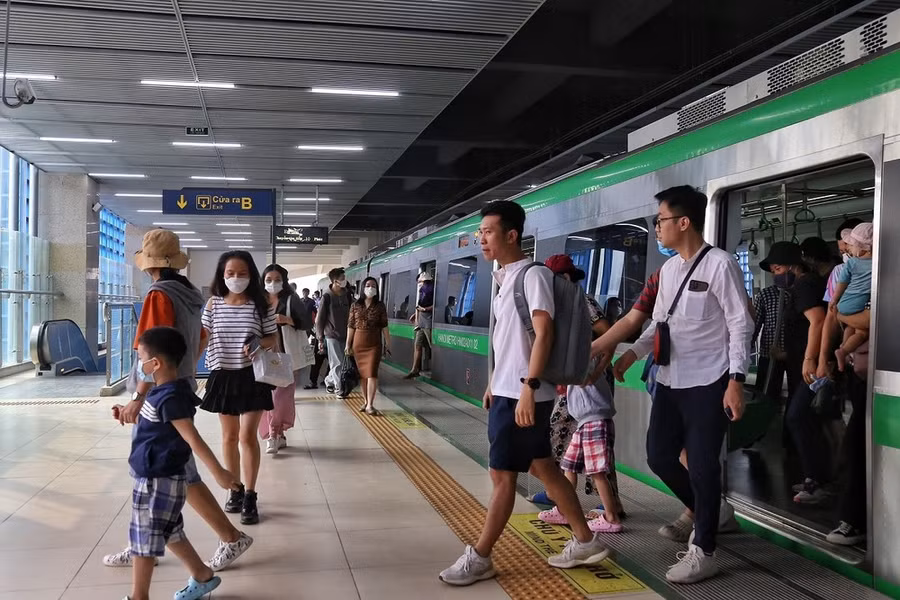 Phát triển mạng lưới đường sắt đô thị được xem là xương sống của vận tải hành khách công cộng. Ảnh: Việt Hùng/Vietnam+
