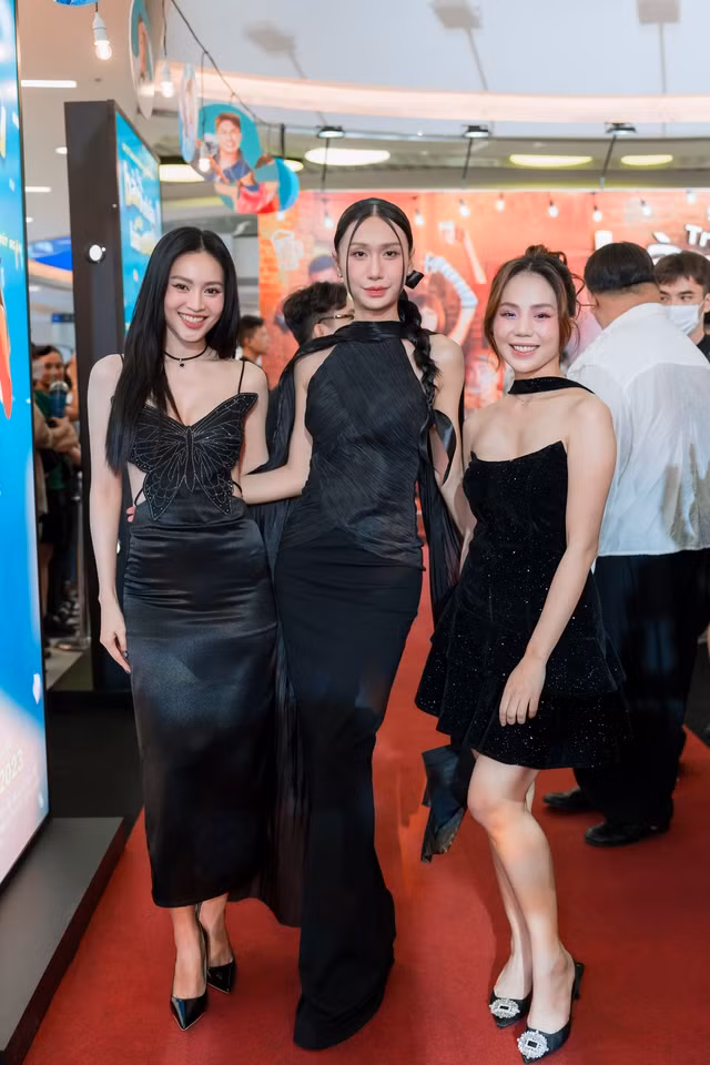 Các sao đến chúc mừng phim