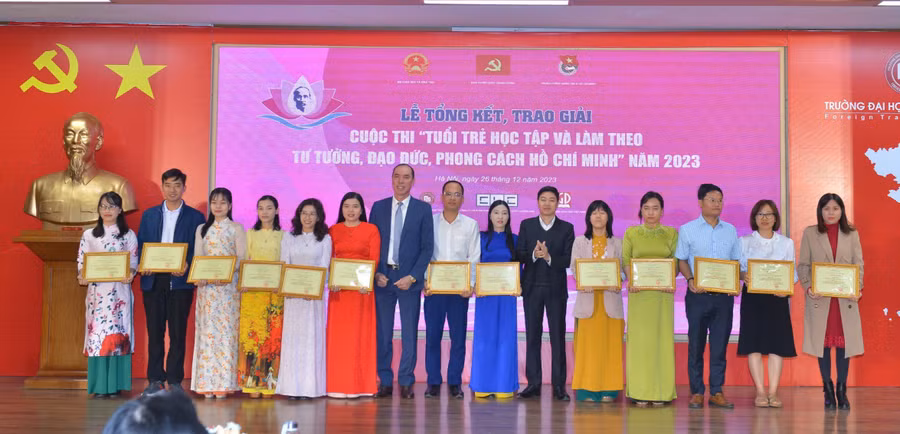 Cô Phạm Thị Liễu (thứ 9 từ trái sang) nhận giải tư cuộc thi "Tuổi trẻ học tập và làm theo tư tưởng, đạo đức, phong cách Hồ Chí Minh" năm 2023 tại Hà Nội. Ảnh: NVCC