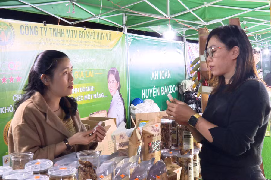 Người dân tham quan, mua sắm tại phiên chợ nông sản an toàn do huyện Đak Đoa tổ chức. Ảnh: N.D