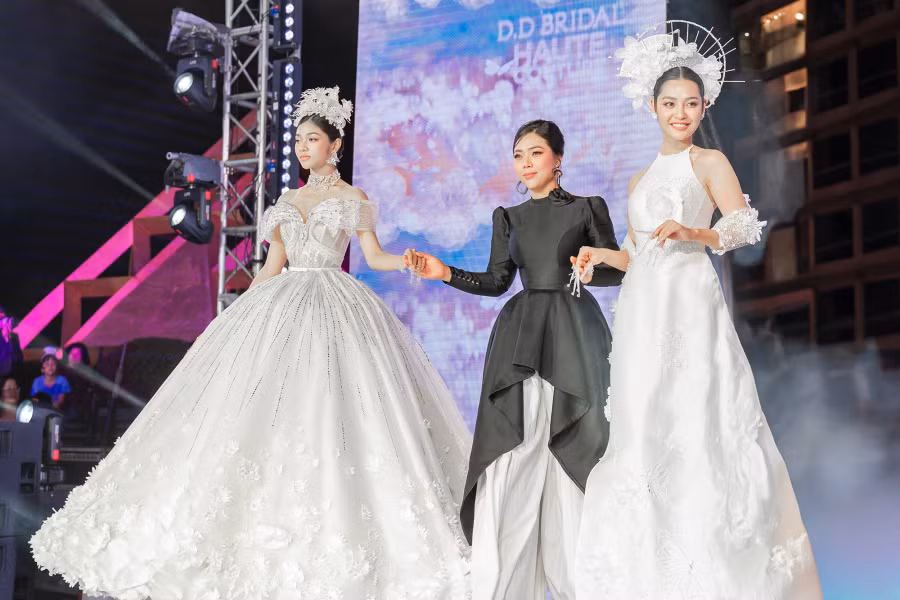 Hoa hậu Nông Thúy Hằng và Á hậu Huỳnh Minh Kiên cùng nhà thiết kế Dung Dung gửi lời cảm ơn đến khán giả. Theo chủ nhân của bộ sưu tập, cô chạy đua với thời gian trong suốt hơn 1 tháng để kịp hoàn thành những mẫu áo cưới này