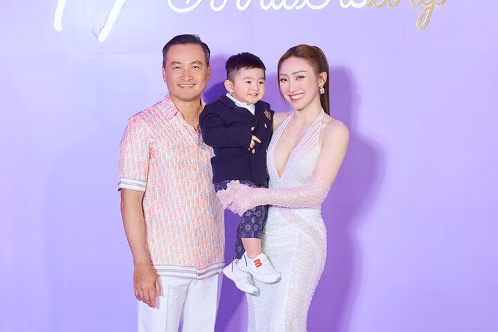 Là chủ bữa tiệc, người đẹp thay liên tiếp 3 bộ đầm gợi cảm. Nữ CEO được rất nhiều khách mời bày tỏ sự ngưỡng mộ bởi độ tuổi còn trẻ nhưng đã có sự nghiệp thành công và một gia đình viên mãn.