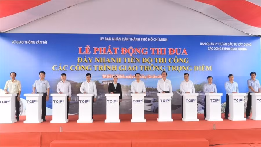 Lễ phát động thi đua đẩy nhanh tiến độ thi công dự án đường Vành đai 3. Ảnh: CAO THĂNG Lễ phát động thi đua đẩy nhanh tiến độ thi công dự án đường Vành đai 3. Ảnh: CAO THĂNG