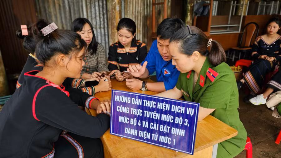 Đoàn viên, thanh niên TP. Pleiku hướng dẫn người dân cài đặt ứng dụng dịch vụ công trực tuyến. Ảnh: P.L