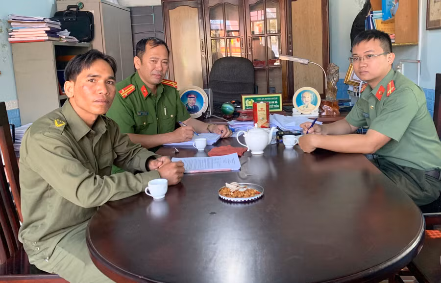 Anh Rơ Mah Nim (bìa trái)-Công an viên làng Nhă (xã Ia Blang) trao đổi với cán bộ Công an về công tác đảm bảo an ninh trật tự trên địa bàn. Ảnh: R.H