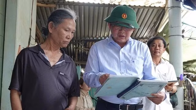 Ông Hồ Quốc Dũng (giữa) trả lời các vấn đề kiến nghị của ông Cần
