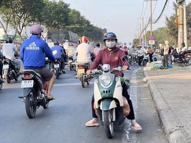 Tình trạng xe máy chạy ngược chiều diễn ra thường xuyên, liên tục trước chợ đầu mối Thủ Đức