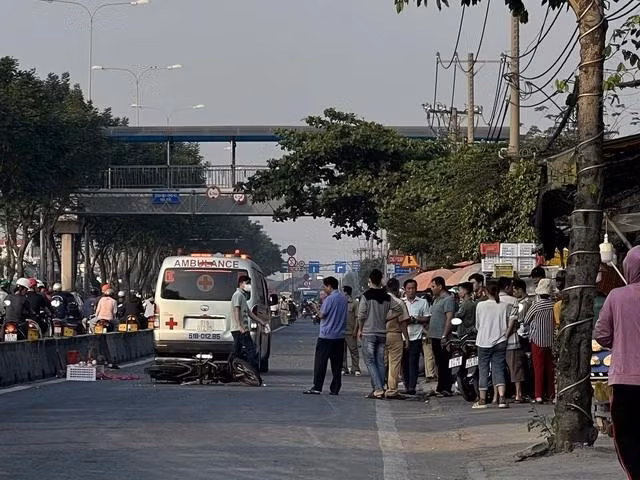 Hiện trường vụ tai nạn chết người trước chợ đầu mối Thủ Đức sáng 25.2