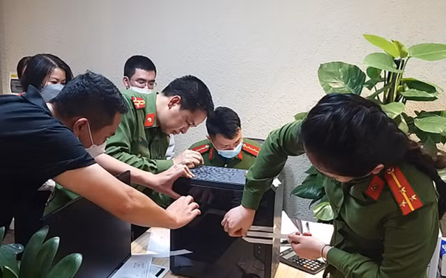 Cảnh sát khám xét tại trụ sở FLC. Ảnh: X.H. Cảnh sát khám xét tại trụ sở FLC. Ảnh: X.H.
