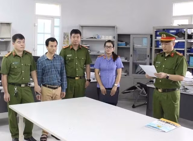 Công an tỉnh Sơn La tống đạt quyết định khởi tố đối với ông Đào Hữu Bính Công an tỉnh Sơn La tống đạt quyết định khởi tố đối với ông Đào Hữu Bính