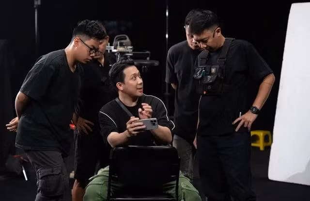 Sáng 23.2, Nhà phát hành CJ HK Entertainment chính thức công bố doanh thu phim điện ảnh Mai tính đến hết ngày 22.2 đã chạm mốc 400 tỉ đồng cùng 4,8 triệu vé. Như vậy, phim Mai đã vượt qua Nhà bà Nữ để trở thành phim Việt đạt doanh thu 400 tỉ đồng nhanh nhất mọi thời đại sau 13 ngày khởi chiếu. Trước đó, Nhà bà Nữ thiết lập thành tích này sau 17 ngày khởi chiếu Sáng 23.2, Nhà phát hành CJ HK Entertainment chính thức công bố doanh thu phim điện ảnh Mai tính đến hết ngày 22.2 đã chạm mốc 400 tỉ đồng cùng 4,8 triệu vé. Như vậy, phim Mai đã vượt qua Nhà bà Nữ để trở thành phim Việt đạt doanh thu 400 tỉ đồng nhanh nhất mọi thời đại sau 13 ngày khởi chiếu. Trước đó, Nhà bà Nữ thiết lập thành tích này sau 17 ngày khởi chiếu