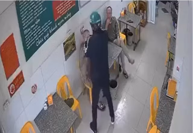 Thời điểm nạn nhân bị phóng hỏa. Ảnh cắt từ clip
