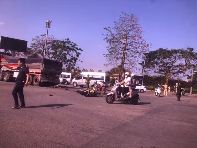 Người đàn ông tử vong sau vụ va chạm giữa xe đầu kéo và xe máy.