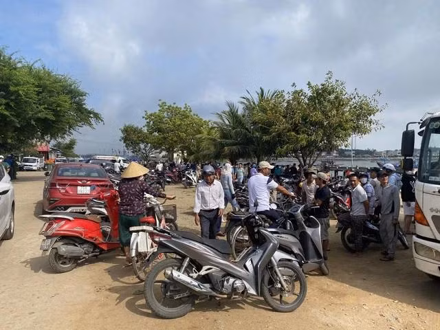 Người dân tụ tập rất đông trước cầu tàu Tịnh Kỳ (xã Tịnh Kỳ, TP.Quảng Ngãi)