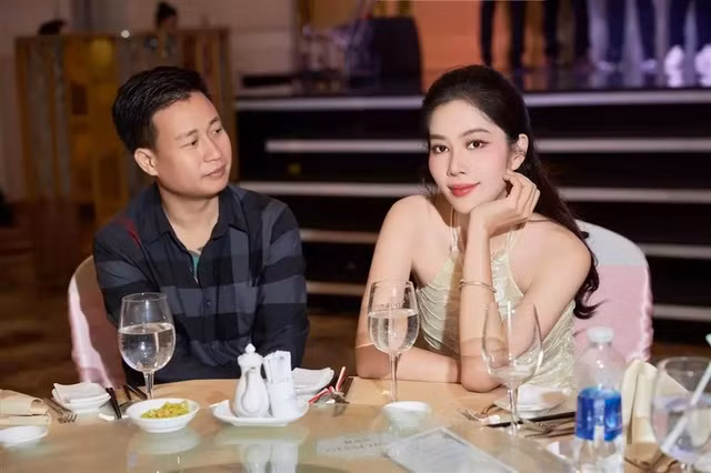 Những ngày qua, Nam Em liên tục livestream "bóc phốt" người này, người kia; Ảnh: NLĐO