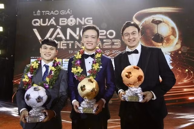Hoàng Đức giành Quả bóng vàng, Tuấn Hải ẵm Quả bóng bạc còn Văn Lâm là chủ nhân của Quả bóng đồng
