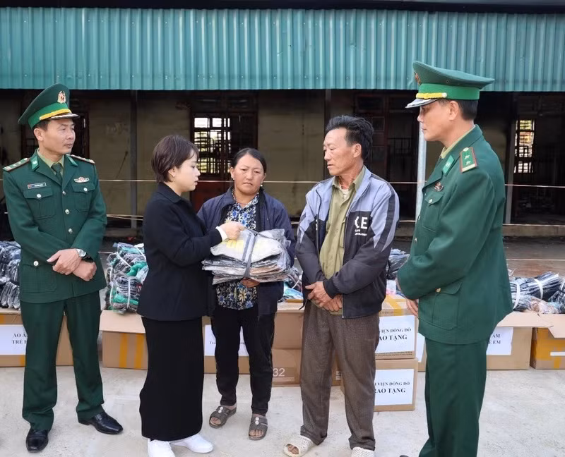 Cán bộ Đồn Biên phòng Nậm Lạnh phối hợp với đoàn thiện nguyện trao quà cho gia đình em học sinh gặp nạn trong vụ cháy. Cán bộ Đồn Biên phòng Nậm Lạnh phối hợp với đoàn thiện nguyện trao quà cho gia đình em học sinh gặp nạn trong vụ cháy.