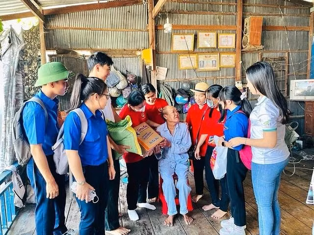 Đội Cộng tác xã hội Trường THPT Lưu Hữu Phước tổ chức phát quà cho những hoàn cảnh khó khăn trên địa bàn Q.Ô Môn Đội Cộng tác xã hội Trường THPT Lưu Hữu Phước tổ chức phát quà cho những hoàn cảnh khó khăn trên địa bàn Q.Ô Môn