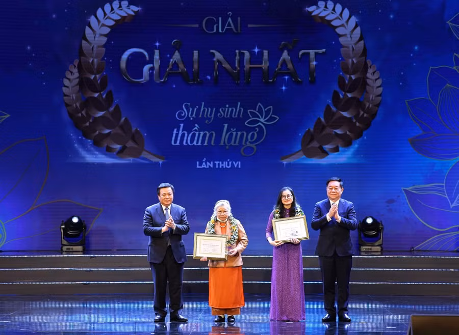 Ông Nguyễn Xuân Thắng, Ủy viên Bộ Chính trị, Giám đốc Học viện Chính trị quốc gia Hồ Chí Minh, Chủ tịch Hội đồng Lý luận Trung ương và ông Nguyễn Trọng Nghĩa, Bí thư Trung ương Đảng, Trưởng ban Tuyên giáo Trung ương trao giải Nhất cho tác giả và chứng nhận cho nhân vật trong tác phẩm đoạt giải. (Ảnh: Thống Nhất/TTXVN) Ông Nguyễn Xuân Thắng, Ủy viên Bộ Chính trị, Giám đốc Học viện Chính trị quốc gia Hồ Chí Minh, Chủ tịch Hội đồng Lý luận Trung ương và ông Nguyễn Trọng Nghĩa, Bí thư Trung ương Đảng, Trưởng ban Tuyên giáo Trung ương trao giải Nhất cho tác giả và chứng nhận cho nhân vật trong tác phẩm đoạt giải. (Ảnh: Thống Nhất/TTXVN)