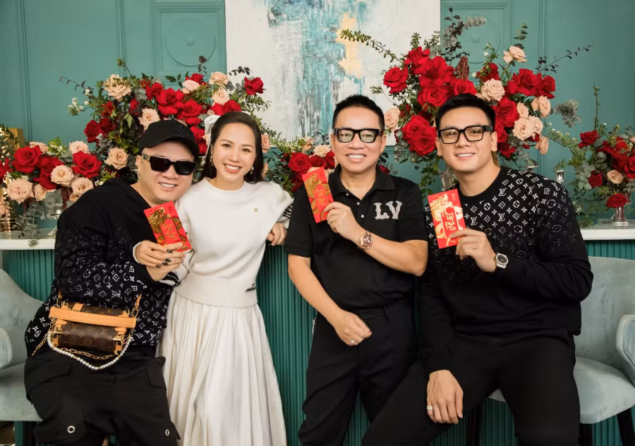 Lê Xuân Tiền (ngoài cùng bên phải) cùng nhà thiết kế Đỗ Mạnh Cường đến tham dự sự kiện. Ngoài công việc người mẫu, anh còn được khán giả nhớ đến khi tham gia các dự án điện ảnh