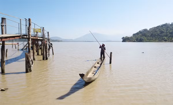 Thuyền độc mộc là một trong những bản sắc văn hóa truyền thống của người Mông bên hồ Lắk.