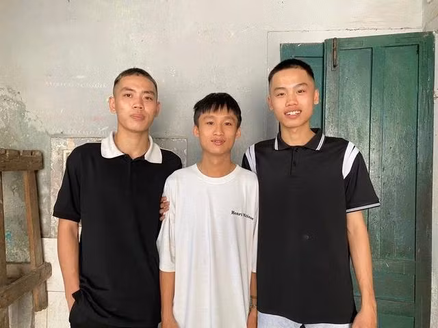 2 anh em song sinh 20 tuổi và người em út vừa tròn 18 tuổi đã cùng viết đơn tình nguyện lên đường tòng quân