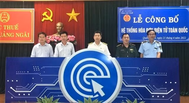 Lãnh đạo Cục Thuế tỉnh Quảng Ngãi trong lần tham gia lễ công bố triển khai hệ thống hóa đơn điện tử (ảnh mang tính minh họa)
