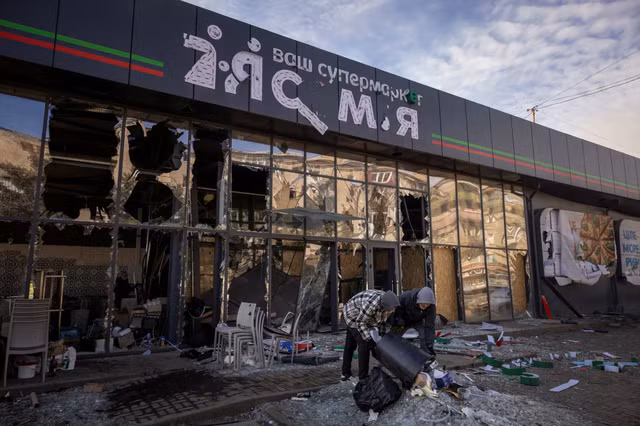 Một siêu thị ở Kostyantynivka - Ukraine bị trúng tên lửa hôm 25-2. Ảnh: Reuters