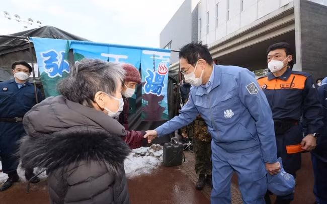Thủ tướng Nhật Bản Fumio Kishida thăm hỏi người dân bị ảnh hưởng bởi động đất ở tỉnh Ishikawa. Ảnh: AFP Thủ tướng Nhật Bản Fumio Kishida thăm hỏi người dân bị ảnh hưởng bởi động đất ở tỉnh Ishikawa. Ảnh: AFP