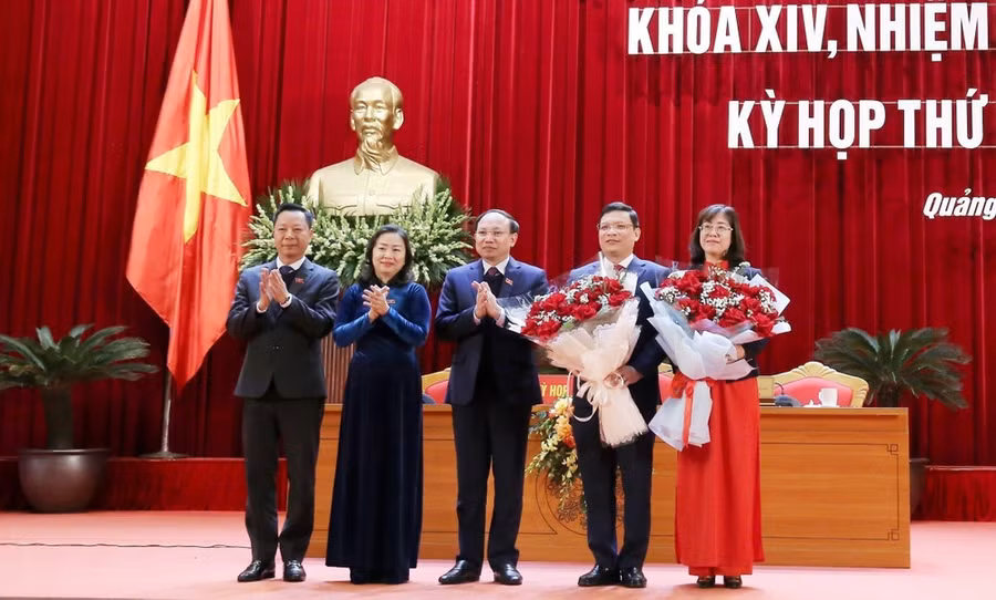 Lãnh đạo HĐND tỉnh Quảng Ninh tặng hoa chúc mừng ông Nghiêm Xuân Cường (thứ 2, từ phải sang). (Ảnh: Văn Đức/TTXVN) Lãnh đạo HĐND tỉnh Quảng Ninh tặng hoa chúc mừng ông Nghiêm Xuân Cường (thứ 2, từ phải sang). (Ảnh: Văn Đức/TTXVN)