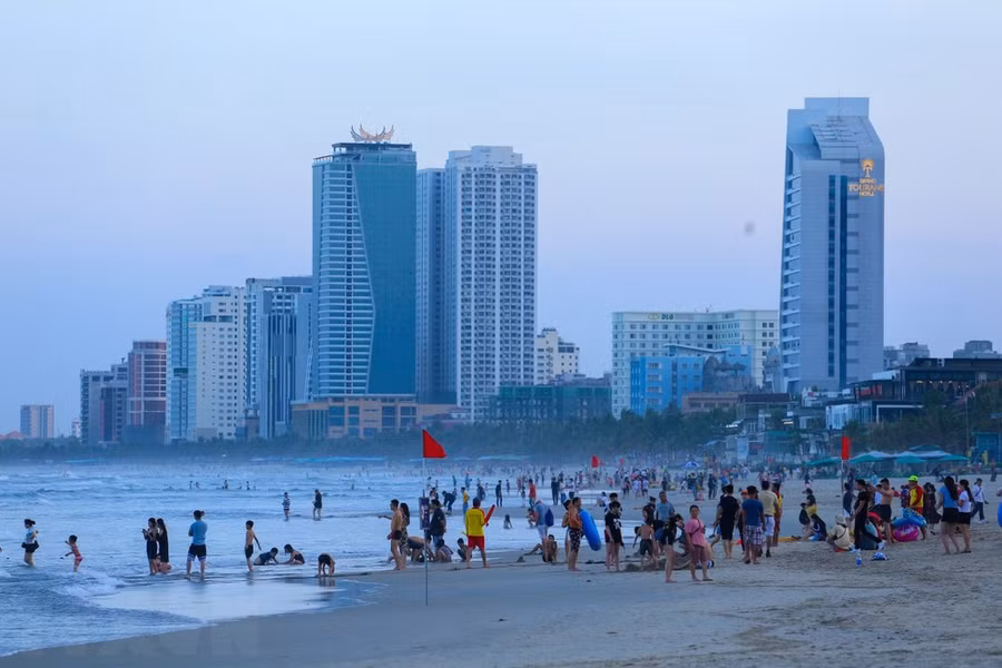 Bãi biển Mỹ Khê là nơi yêu thích của người dân, du khách trong nước và quốc tế. (Nguồn: TTXVN)