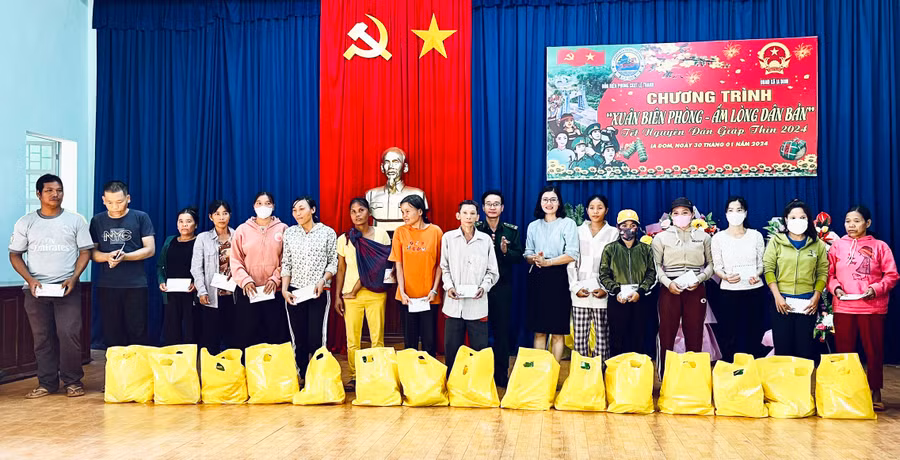 Đồn Biên phòng Cửa khẩu Quốc tế Lệ Thanh tặng quà cho người dân. Ảnh: T.D