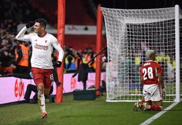 Pha ghi bàn ở phút cuối của Casemiro đưa M.U vào tứ kết gặp Liverpool