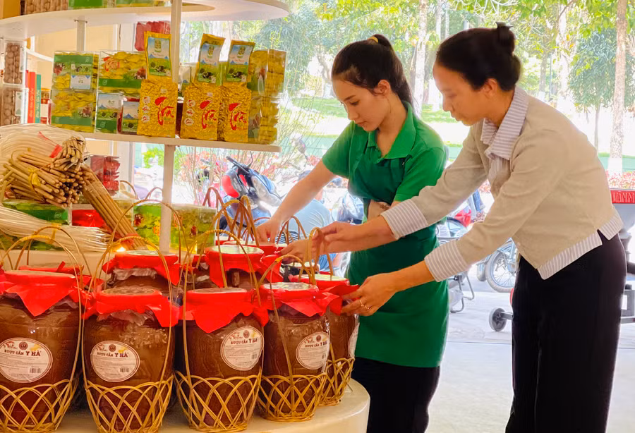 Sản phẩm rượu cần trưng bày tại showroom được nhiều du khách lựa chọn làm quà tặng. Ảnh: M.K
