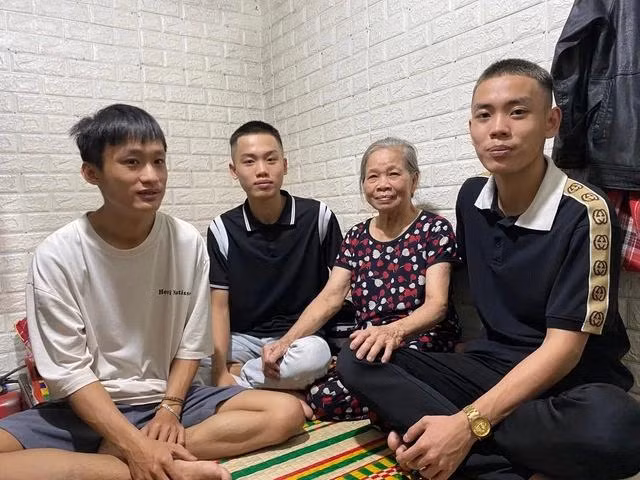 Cụ Nguyễn Thị Thí (80 tuổi) rưng rưng, xúc động trước ngày 3 người cháu ngoại sắp lên đường nhập ngũ