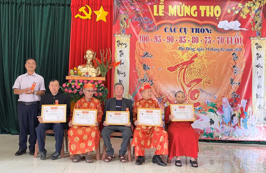 Lãnh đạo phường Phù Đổng trao bằng mừng thọ và động viên các cụ cao tuổi trên địa bàn. Ảnh: P.D Lãnh đạo phường Phù Đổng trao bằng mừng thọ và động viên các cụ cao tuổi trên địa bàn. Ảnh: P.D