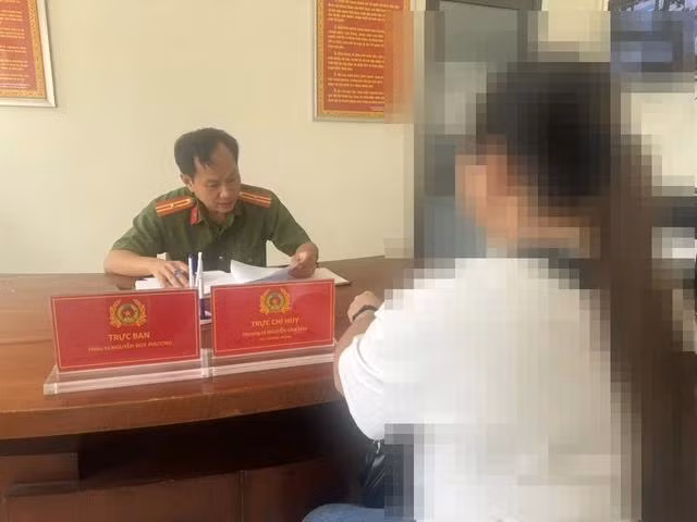 Chị N. đang trình bày với công an về việc bị lừa đảo