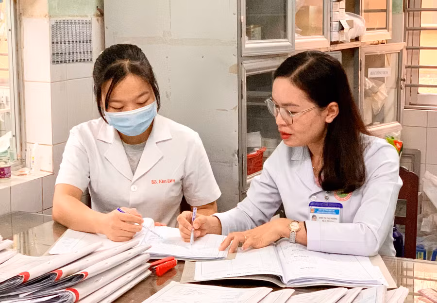 Bác sĩ Đinh Thị Thu Hường (bìa phải) trao đổi chuyên môn với đồng nghiệp. Ảnh: N.N