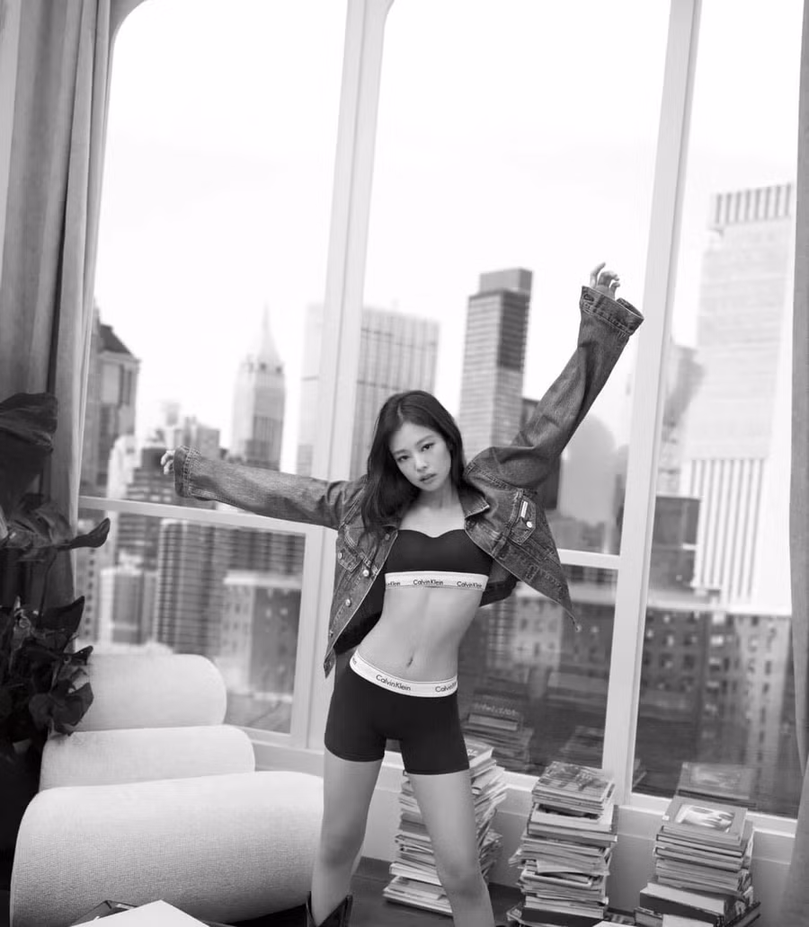 Trở thành đại sứ toàn cầu cho thương hiệu Calvin Klein từ năm 2021, Jennie có nhiều mùa bền bỉ đồng hành cùng nhãn hàng, mang về doanh số “khủng”. Năm 2023, chủ nhân bản hit Solo bắt tay với Calvin Klein giới thiệu bộ sưu tập nội y riêng, phiên bản giới hạn.