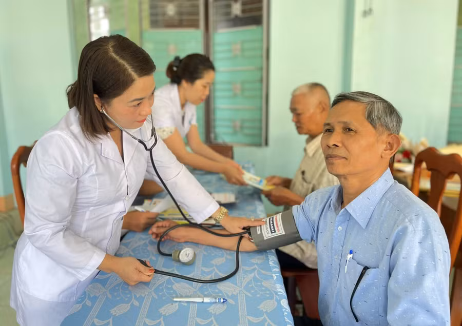 Nhân viên Trạm Y tế phường Hội Thương (TP. Pleiku) kiểm tra sức khỏe cho người cao tuổi trên địa bàn. Ảnh: P.D Nhân viên Trạm Y tế phường Hội Thương (TP. Pleiku) kiểm tra sức khỏe cho người cao tuổi trên địa bàn. Ảnh: P.D