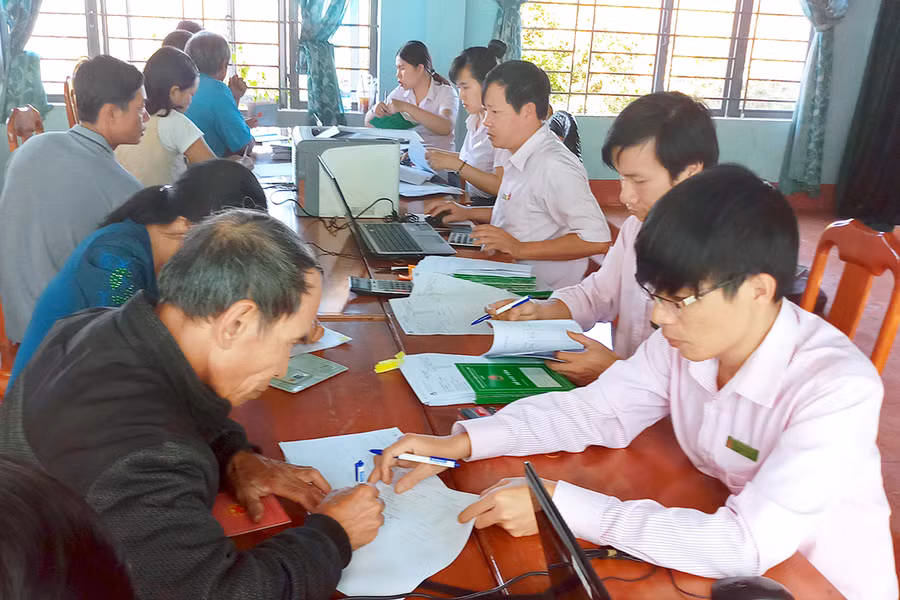 Phòng Giao dịch Ngân hàng CSXH huyện Ia Grai làm thủ tục giải ngân vốn cho hộ vay tại điểm giao dịch xã. Ảnh: T.N